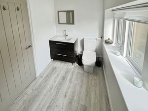 Family bathroom- click for photo gallery